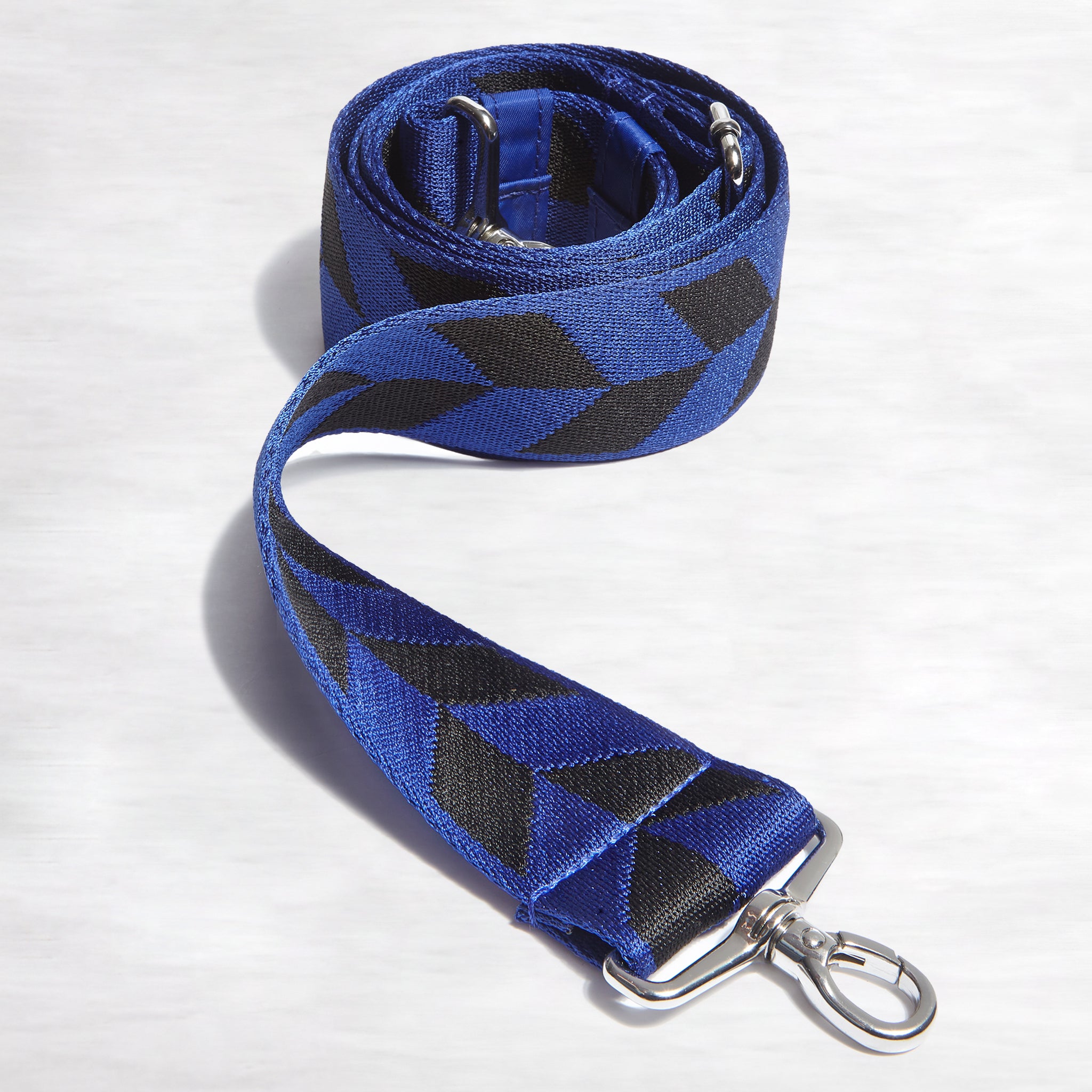 shortyLOVE boardwalk strap in arrow design in electric blue/black; front view rolled against white background.