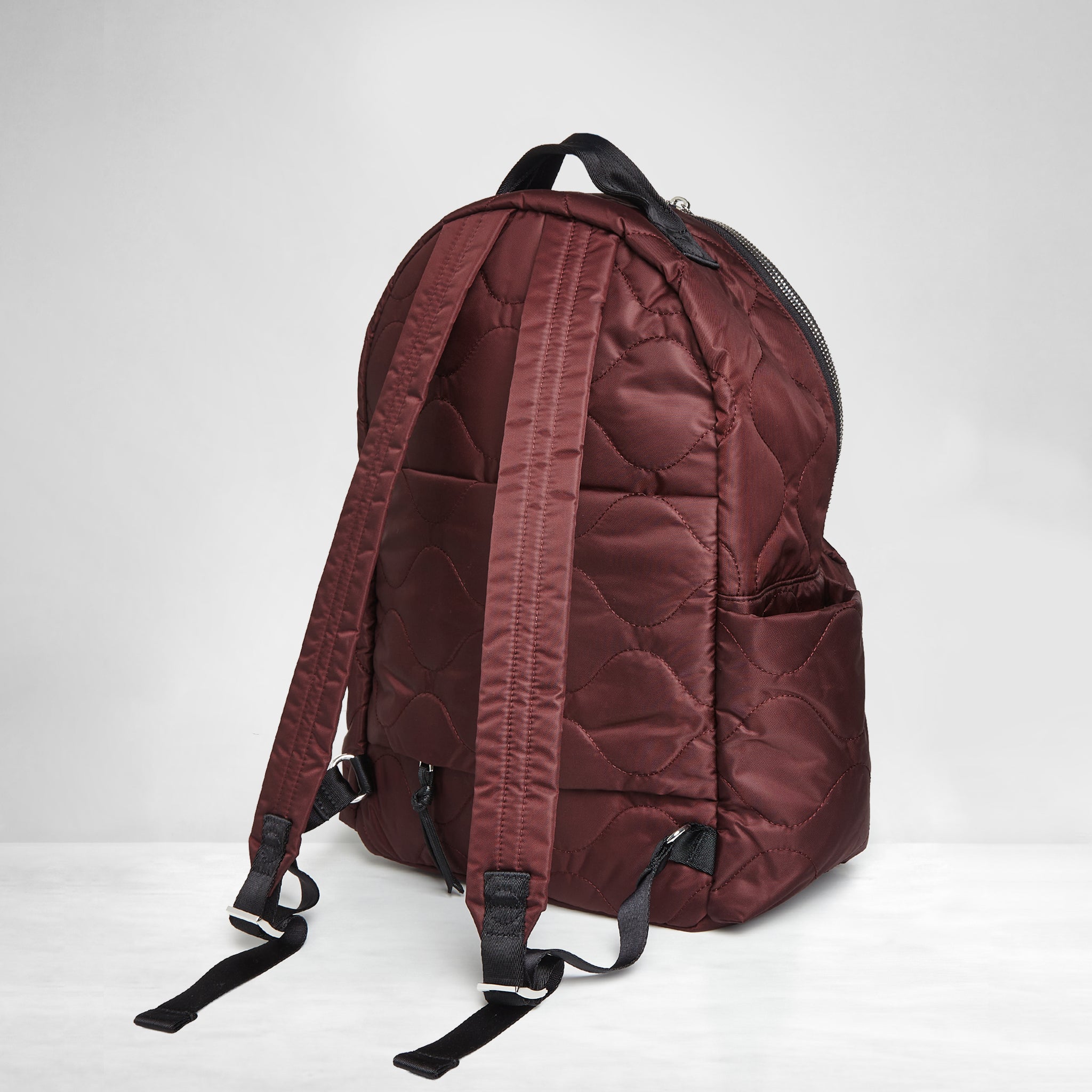 shortyLOVE tate backpack in bordeaux; back view against white background