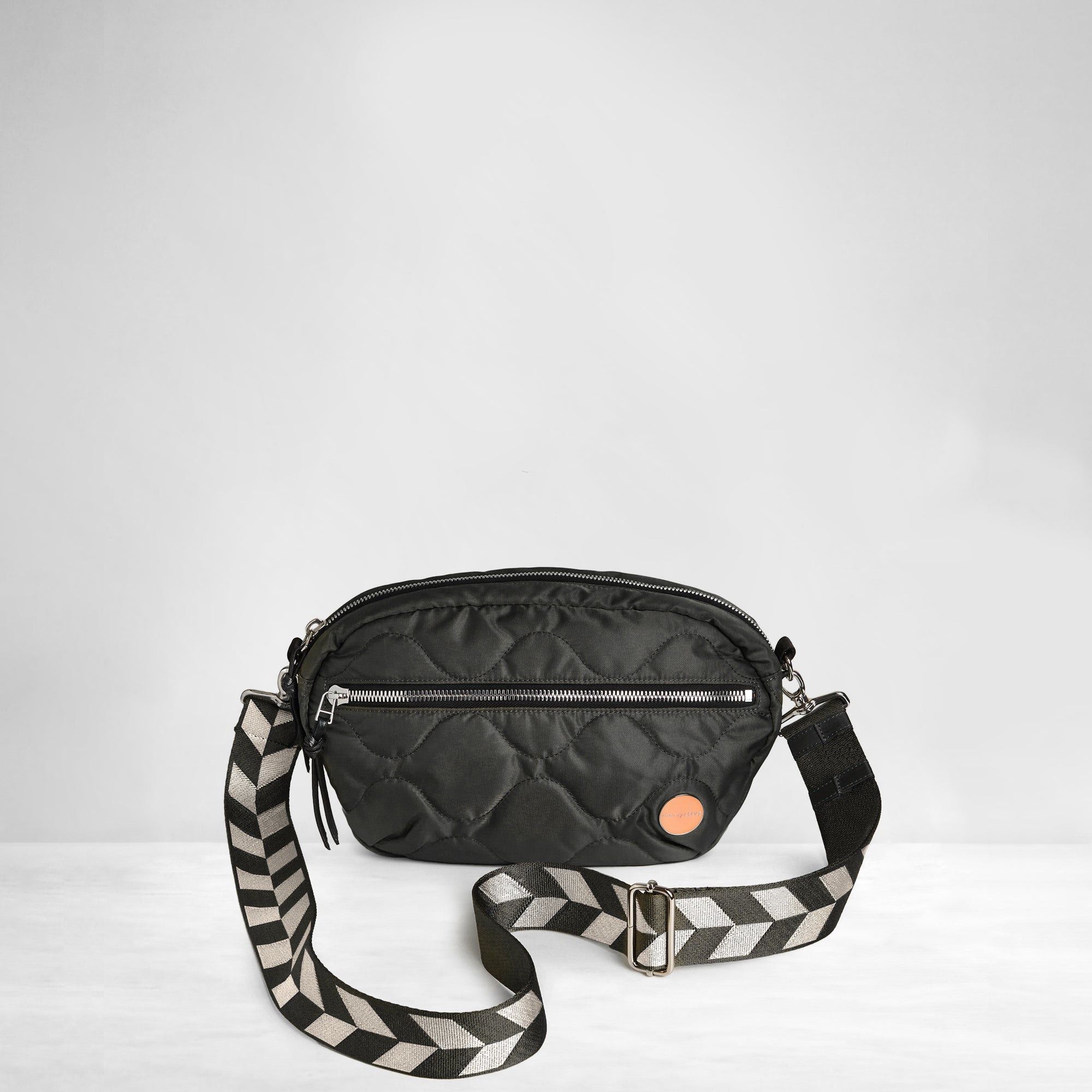 shortyLOVE boardwalk strap in arrow design in black/cream; shown with cruiser bag in black.