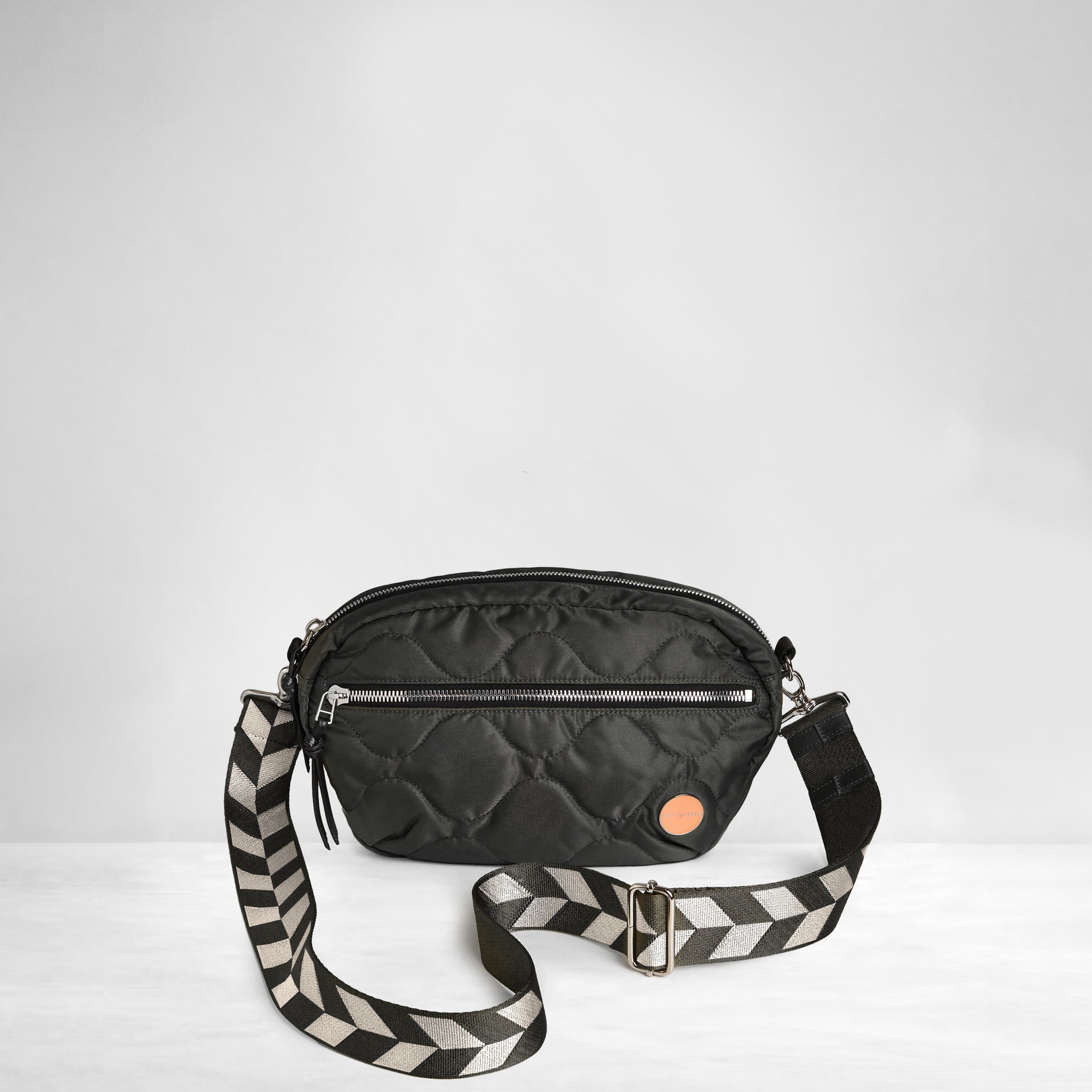 shortyLOVE boardwalk strap in arrow design in black/cream; shown with cruiser bag in black.