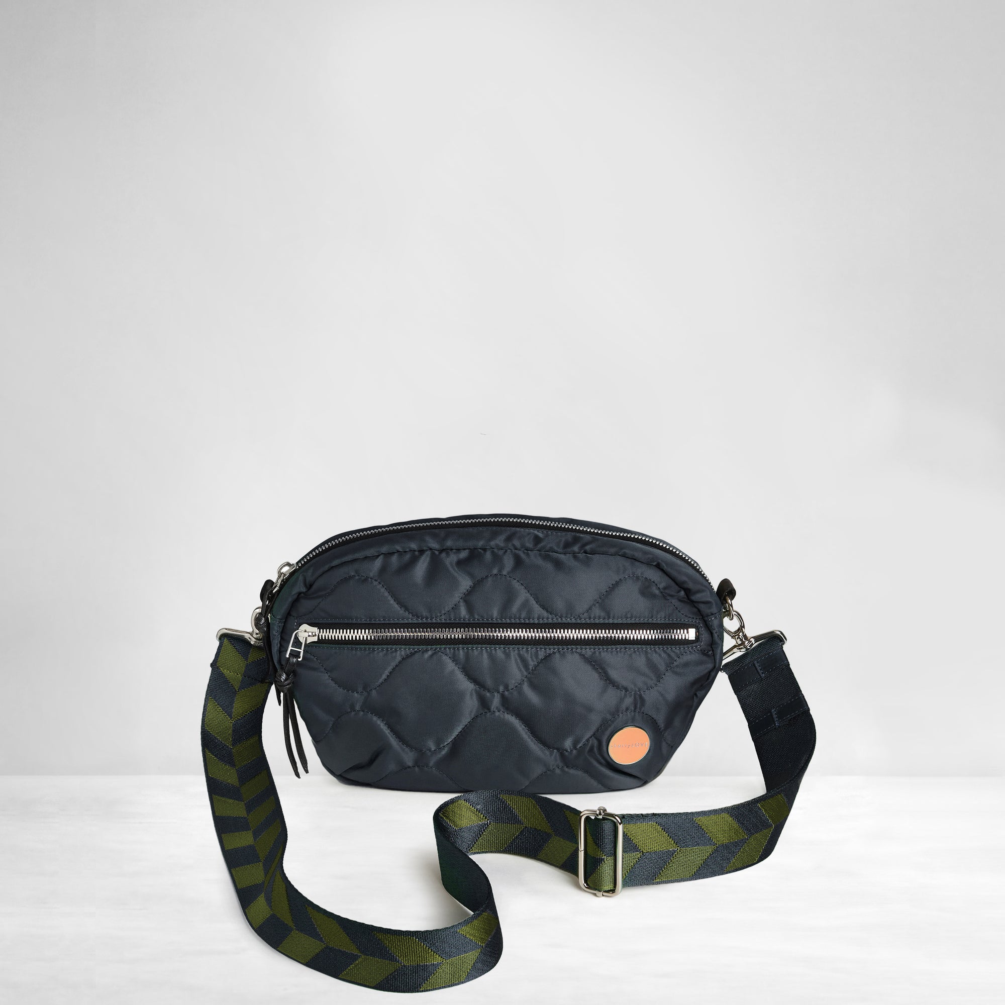shortyLOVE boardwalk strap in arrow design in midnight/sage; shown with cruiser bag in midnight.