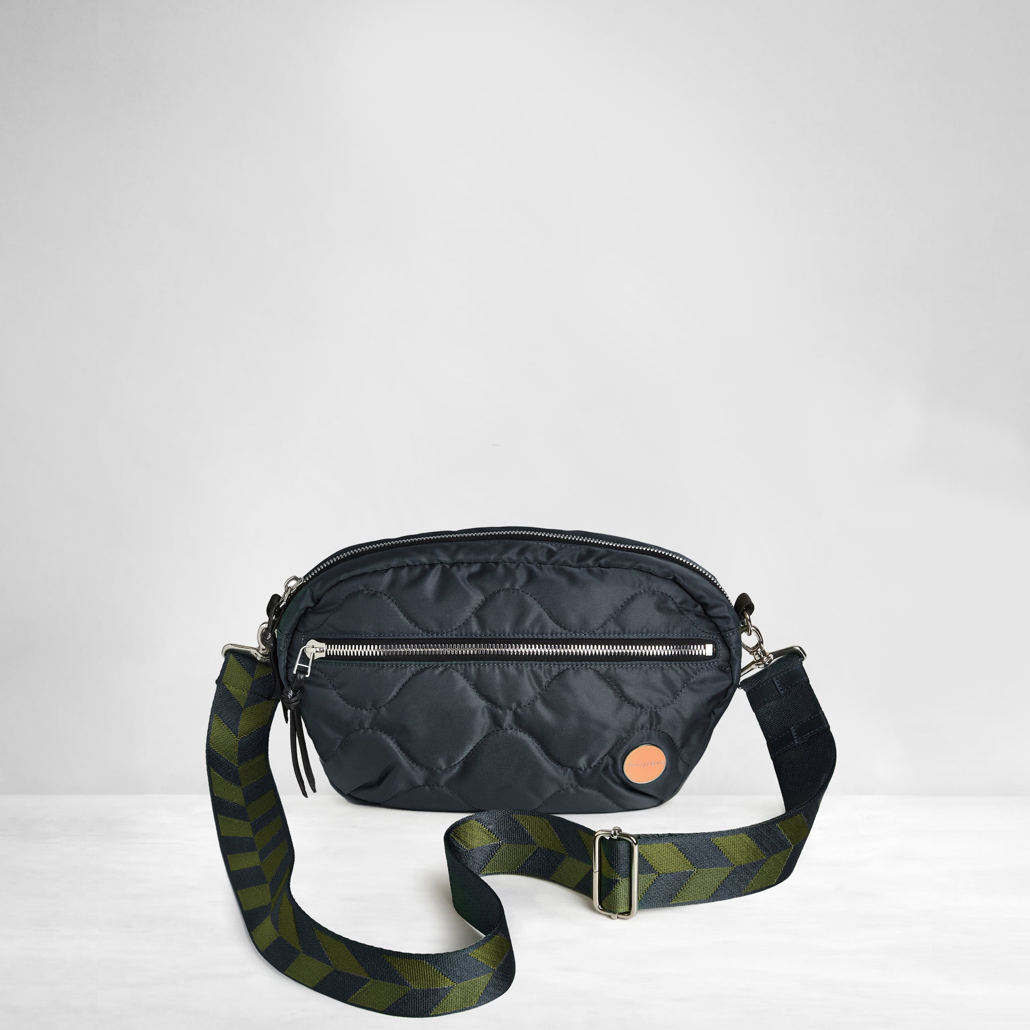 shortyLOVE boardwalk strap in arrow design in midnight/sage; shown with cruiser bag in midnight.